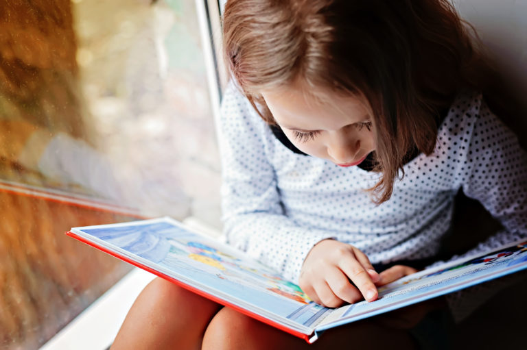 Petite fille lisant un livre