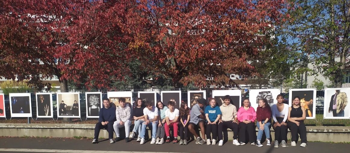 Nouvelle expo sur les grilles rue Buffon : les élèves du Bac Pro Photographie du Lycée La Fayette