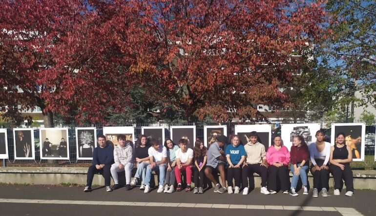 Nouvelle expo sur les grilles rue Buffon : les élèves du Bac Pro Photographie du Lycée La Fayette